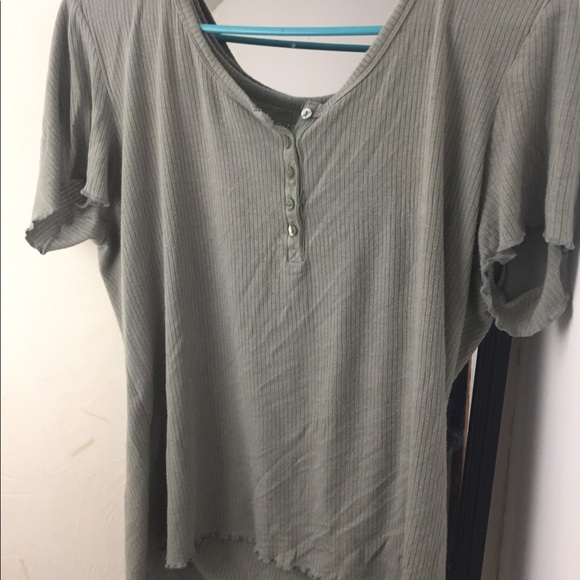 green ribbed lettuce hem crop top - Picture 2 of 3